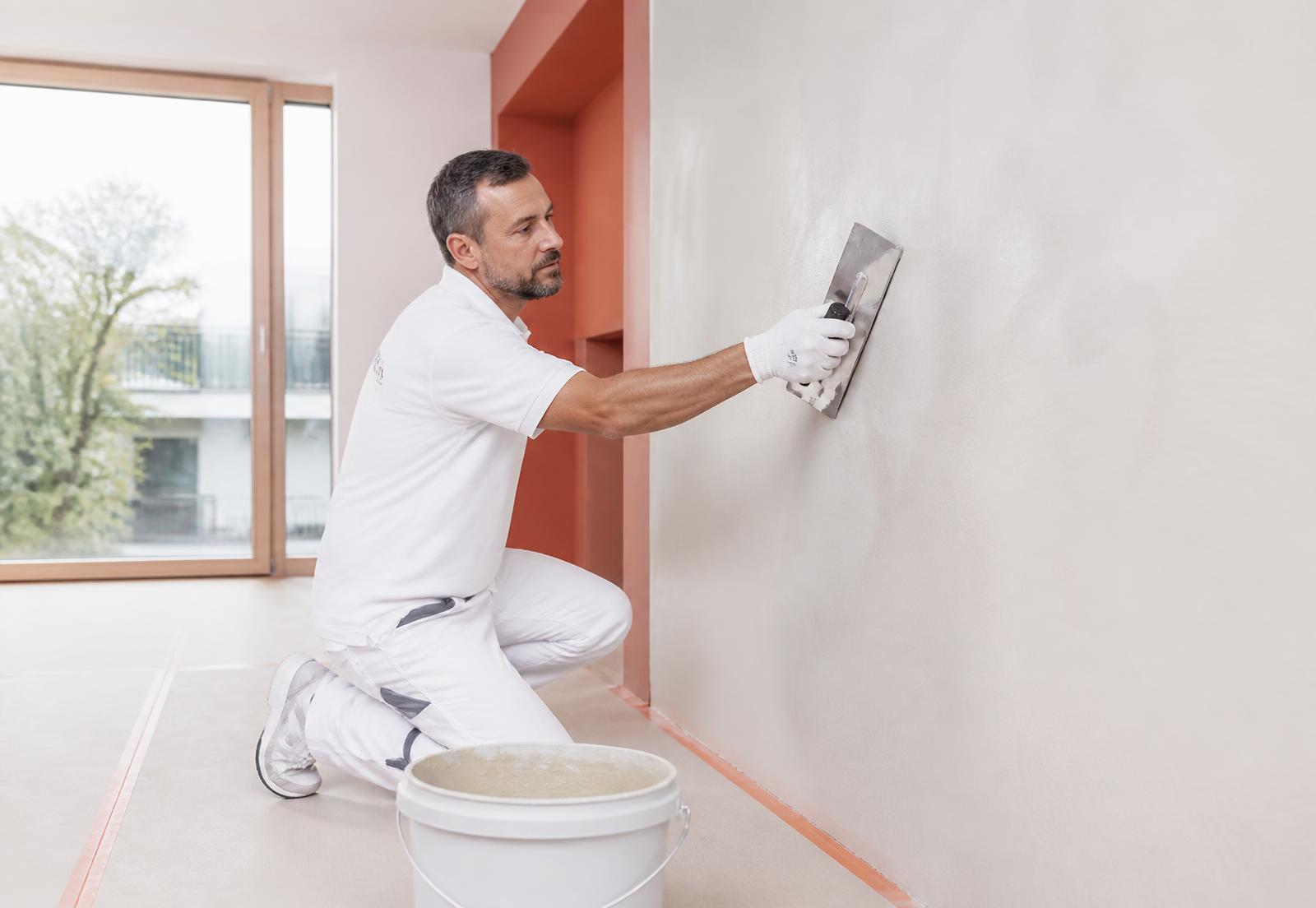 Gessatore MAD Service esegue una rasatura a gesso su parete interna in un appartamento a Lugano